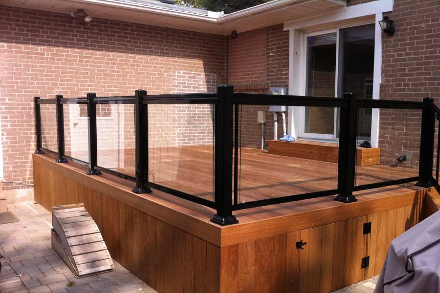 How to Choose the Right Glass Railing for Your Balcony or Deck?